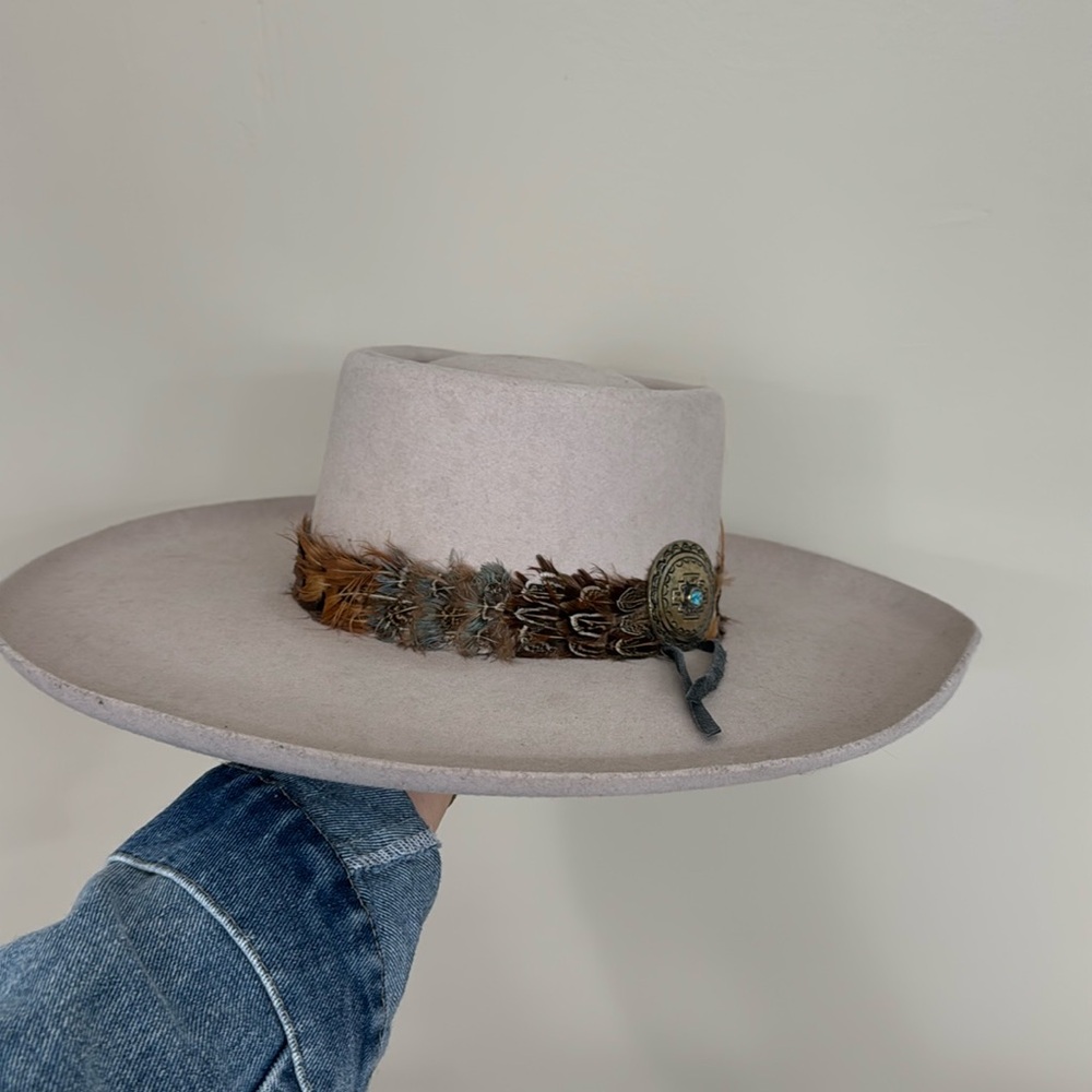 Medium felt beige hat